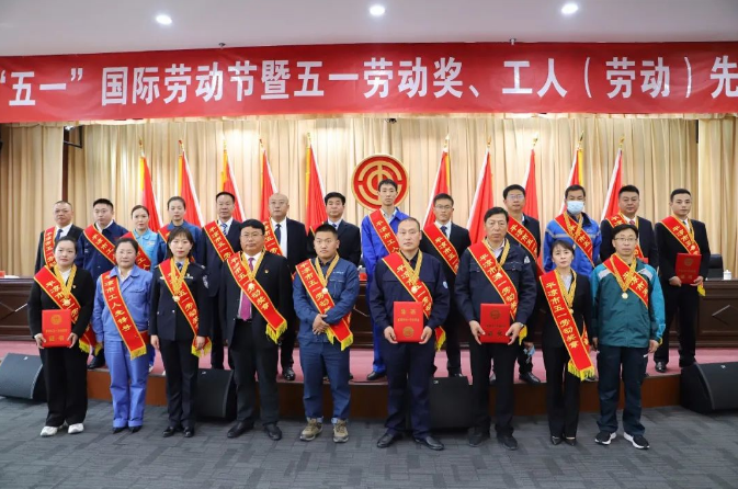 喜報(bào)！市產(chǎn)投集團(tuán)員工楊李榮獲2022年平?jīng)鍪形逡粍趧营務(wù)?圖1)