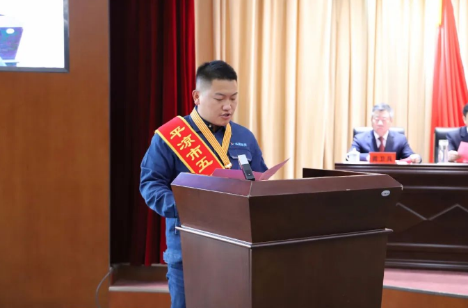 喜報(bào)！市產(chǎn)投集團(tuán)員工楊李榮獲2022年平?jīng)鍪形逡粍趧营務(wù)?圖2)